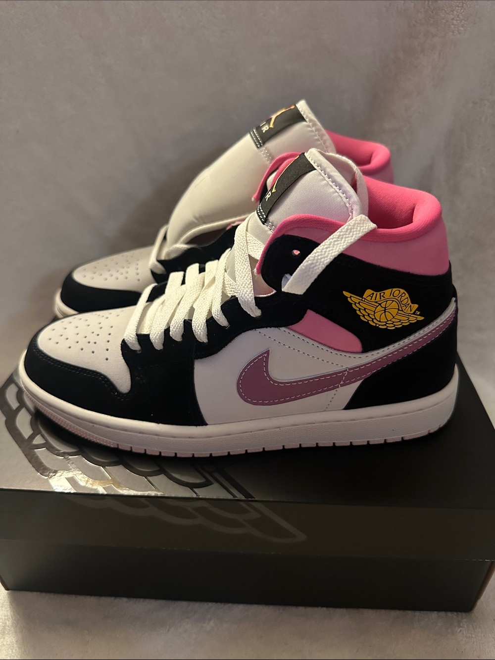 BRAND NEW Air Jordan 1 Mid – Pink/Black/White Women's Sneakers 8.5 Mens 7 - Picture 5 of 9